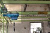Žeriav mostový ASEA, nosnosť 1000 kg, rozpon 5,6 m (prestaviteľný). Žeriavovú dráhu tvorí samostatná