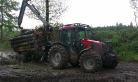 Valtra traktor s vývozkou KESLA