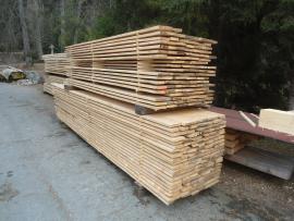Ponúkame prebytkový vzduchosuchý materiál hrúbky 25mm, šírky 80-150mm