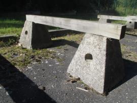 Podkladní hranoly a betonové jehlany pod řezivo.