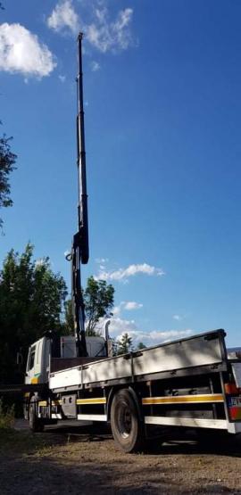 Ponúkam prepravu vozidlom s hydraulickou rukou.