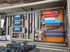Automat na zbíjanie paletových nôh