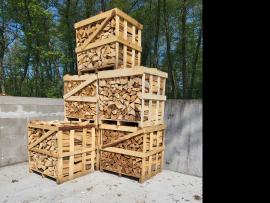Palivove drevo ukladane v paletach.