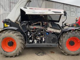 Predaj teleskopických nakladačov Bobcat a Massey a štiepačky na drevo