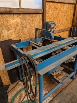 Skracovacia pila s posuvným stolom